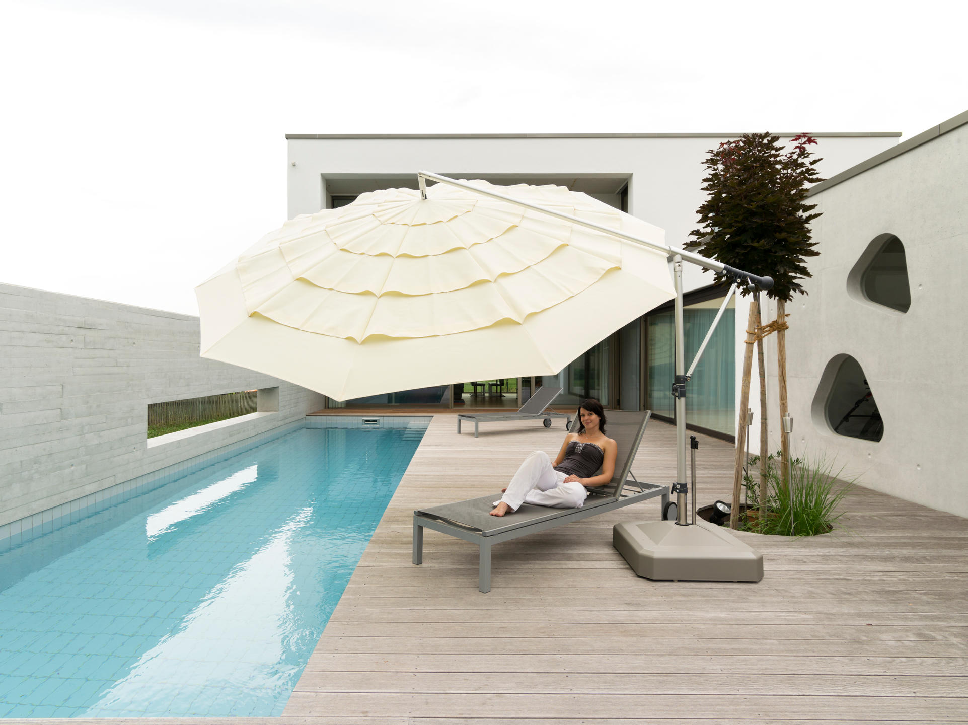 Cantilever parasol in beige with canopy bonnet on the terrace